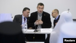 Ukrayana müxalifətinin liderləri Oleh Tyahnybok (solda), Vitaly Klitschko (ortada) və Arseny Yatsenyuk . Yanvarın 25-də dini liderələrlə görüşdə