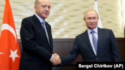 Recep Tayyip Erdoğan (solda) və Vladimir Putin görüşdən sonra