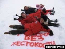 Лайма Вайкуле, Артемий Троицкий, Александр Гусев и Алена Свиридова на льду Белого моря. Фото из личного архива Скробанского