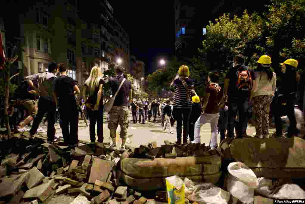 Taksim meydanına gedən küçələrdə qurulan barrikadalardan biri.