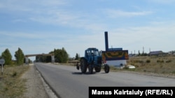 Күршім ауылына кіреберіс жолда кетіп бара жатқан трактор. Шығыс Қазақстан облысы, 3 қыркүйек 2020 жыл.