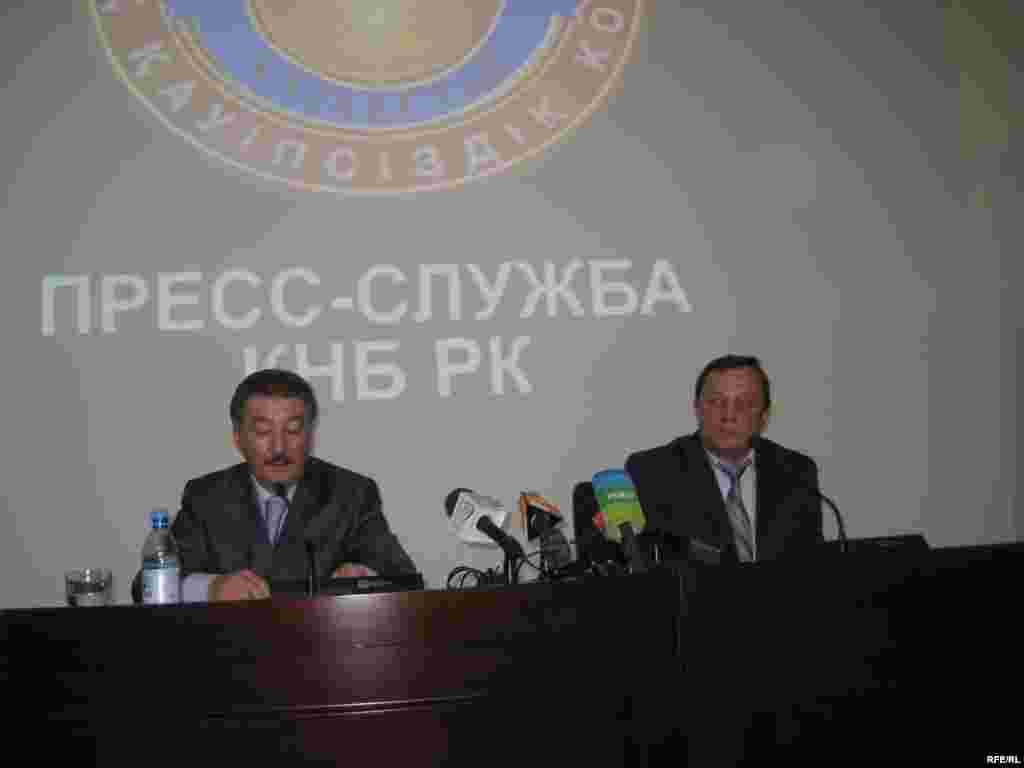 Kazakhstan – Kazakh KNB Spokesperson Kenzhebulat Beknazarov (L) and Kazakh KNB investigation group head Vladimir Petrovsky speak at their news conference accusing Mukhtar Dzhakishev of top corruption. Astana, 01Jun2009 - Пресс-секретарь КНБ Кенжебулат Бекназаров и руководитель оперативно-следственной группы КНБ Владимир Петровский озвучивают обвинения против Мухтара Джакишева и его сторонников. Астана, 1 июня 2009 года. 