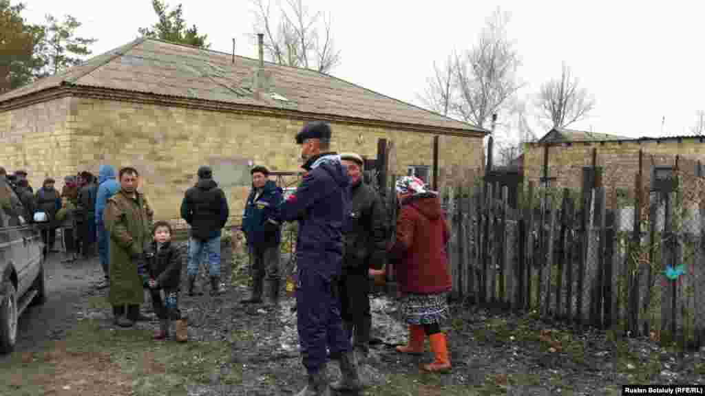 Үйлері суда қалған Садовое ауылы тұрғындары Гагарин ауылында тұр. Бұхар жырау ауданы, Қарағанды облысы, 16 сәуір 2015 жыл.