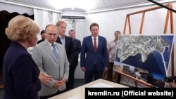 Володимир Путін у музейному і театрально-освітньому комплексі в Севастополі