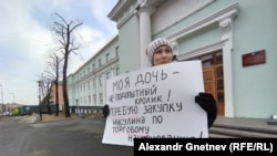 Инсулин дәрісін алдыруды талап етіп пикетке шыққан әйел. Петрозаводск, Ресей.