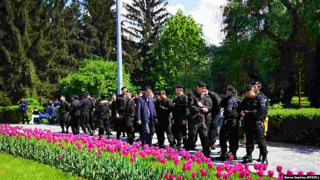 Наразылық шарасын бақылап тұрған арнайы жасақ сарбаздары. Алматы, 1 мамыр 2019 жыл.