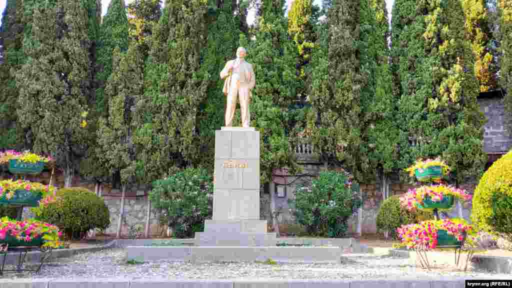 В самому центрі містечка &ndash; пам&#39;ятник Леніну.&nbsp;