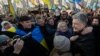 Петро Порошенко спілкується з демонстрантами під час мітингу 8 грудня на Хрещатику в центрі Києва