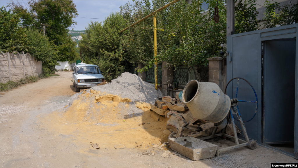 На вулиці Зарічній люди продовжують самостійно відновлювати своє майно. Один із місцевих жителів розповів, що матеріальну компенсацію від російської влади він отримав. Однак вона склала лише приблизно п&#39;яту частину коштів, уже витрачених на ремонтні роботи