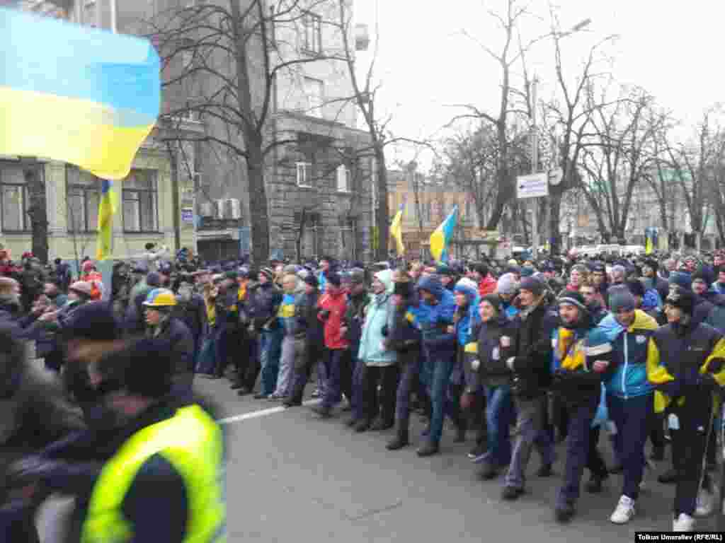 Kiyev, parlamentin binasının qarşısı, 3 dekabr 2013