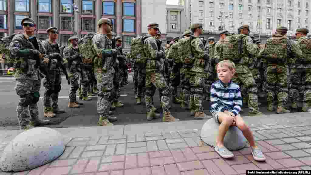 Юне покоління, яке виросло у Незалежній Україні, стежить за репетицією військово параду до 30-ї річниці Незалежності України 