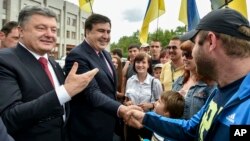 (Зліва направо) президент України Петро Порошенко і тодішній голова Одеської ОДА Міхеїл Саакашвілі. Одеса, 30 травня 2015 року 