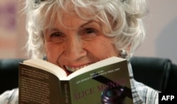 Kanada yazıçısı Alice Munro, 2009-cu ildə İrlandiyada kütlə qarşısında öz hekayələrini oxuyur.