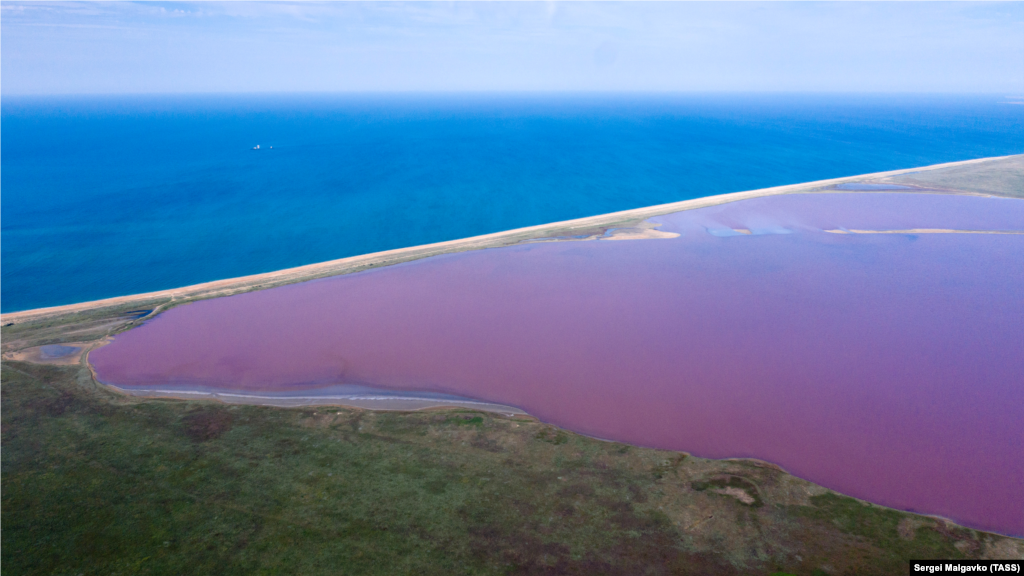 Кояське озеро відокремлене від Чорного моря вузькою смужкою суші. Колись це озеро було частиною моря, але під впливом прибою за дві тисячі років з&#39;явилася окрема водойма глибиною менше метра, що витягнувся на майже чотири кілометри в довжину і два в ширину