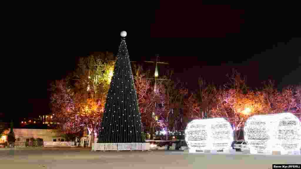 Головна святкова ялинка Севастополя на площі Нахімова