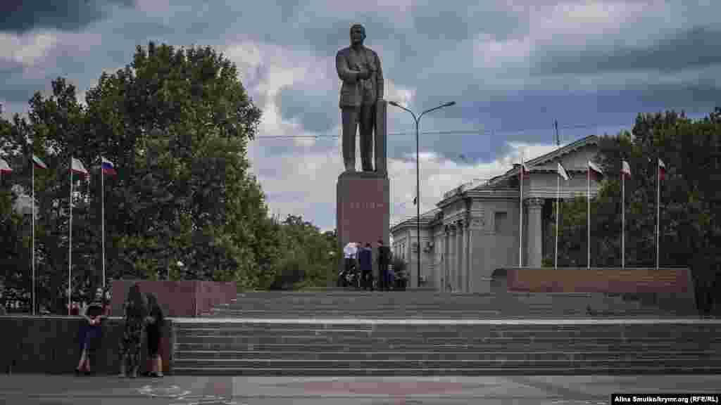 Сімферополь, пам&#39;ятник Леніну. Бронзова фігура височіє над однойменною площею в самому центрі міста. Пам&#39;ятник відкривали в 1967 році &ndash; до 50-річчя від дня Жовтневого перевороту