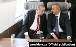 İlham Əliyev və Receb Tayyib Erdoğan bakı-Tbilisi-Qars dəmiryolunun açılışı zamanı. Ələt. 30okt2017