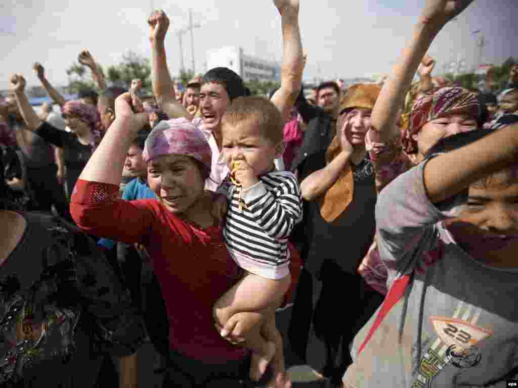 2009-cu ilin iyulunda Urum&ccedil;idə qadınlar bir qədər əvvəl şəhərdə baş vermiş etnik zəmində toqquşmalara etiraz edirlər. Bundan bir qədər əvvəl şəhərdə uyğurlarla &ccedil;inlilər arasında toqquşmalarda rəsmi məlumata g&ouml;rə 140 nəfər həlak olmuş, 8