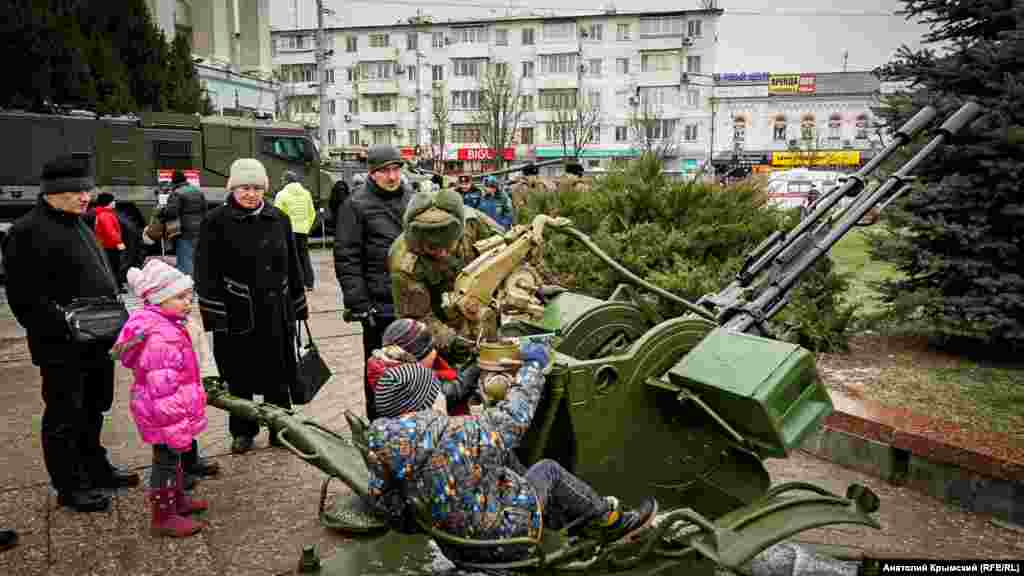 Військові показують дітям техніку