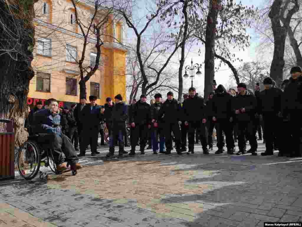 Алматыда митинг белгіленген жерге келген адамдардың бірі билікке талабын айтып тұр. Қалада сенбі күні күзет күшейді.&nbsp;