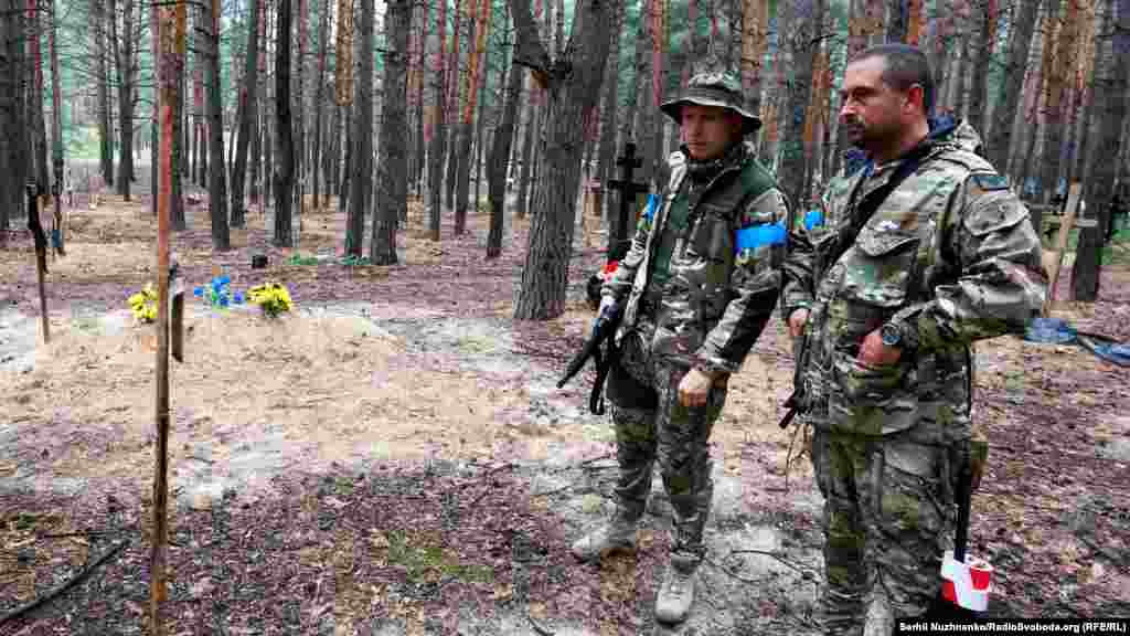 Масове поховання військових ЗСУ неподалік звільненого Ізюму, Харківщина, 15 вересня 2022 року