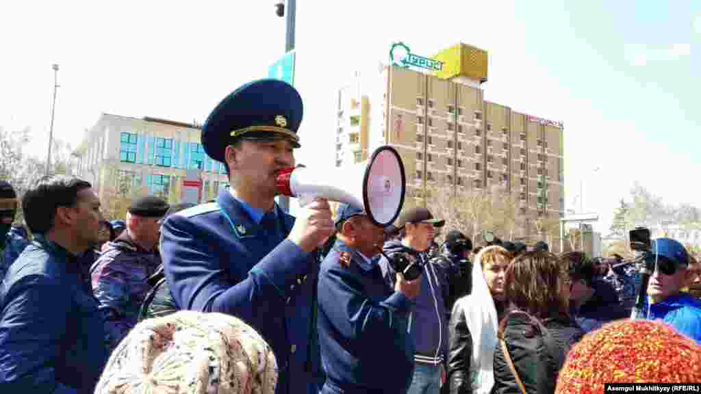 Прокурор наразылық шарасының әкімдік рұқсатынсыз өтіп жатқанын айтып, жиналғандарды таратуға тырысты. Нұр-Сұлтан, 1 мамыр 2019 жыл.