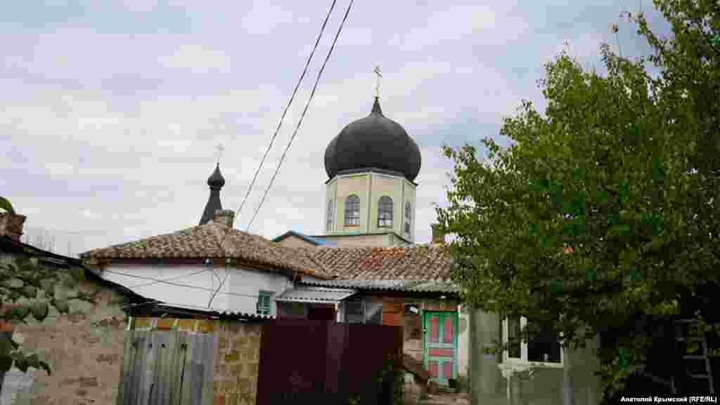 Храм Святого Миколая оточений старою забудовою