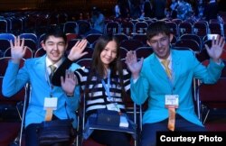 Intel ISEF-2012 жоғары сынып оқушылары арасында өткен халықаралық ғылыми-инженерлік байқауының жеңімпазы Әсия Құсайынова (ортада). Сурет Әсия Құсайынованың жеке архивінен алынды.