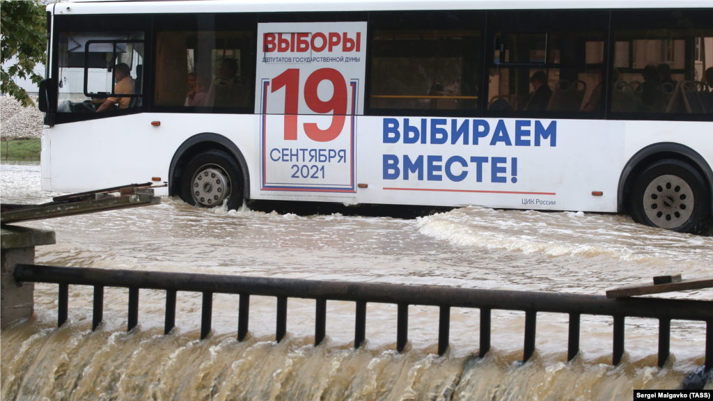 &laquo;Рівень води в річці Мелек-Чесмене знижується, підтоплень житлового сектора немає. На цей момент залишається частково підтопленою дорога по вул. Самойленка, у зв&#39;язку з чим змінено рух громадського транспорту за маршрутами, що проходять цією вилицею&raquo;, &ndash; сказано в повідомленні російської адміністрації Керчі Ознайомитися з новою схемою руху автобусів в Керчі можна тут​