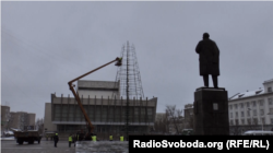 На головній площі окупованого Луганська встановлюють новорічну ялинку