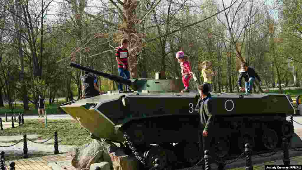 Дитячі забави на БМД-1 (бойовій машині десанту), що встановлена ​​на алеї генерала Василя Маргелова в парку Гагаріна