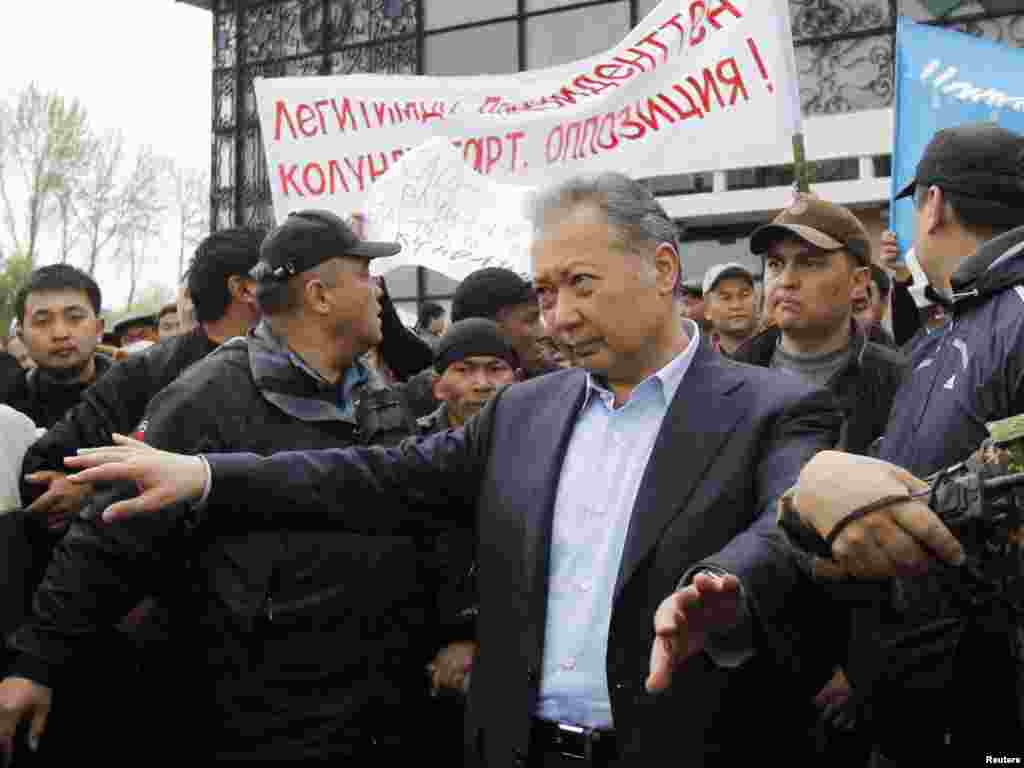 Ош қаласындағы митингте Құрманбек Бакиев сөз сөйлемекші болды. 15 сәуір, 2010 жыл. - Ош қаласындағы митингте Құрманбек Бакиев сөз сөйлемек ниетте. 15 сәуір 2010 жыл. 