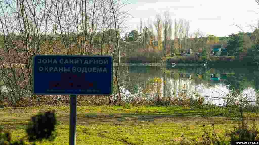 Озеро-водосховище Могабі-1 &ndash; саме під горою. Воно живиться водами водоспаду Учан-Су і однойменної річки. Саме звідси підприємство &laquo;Водоканал Південного узбережжя Криму&raquo; планує найближчим часом подавати воду в три західних райони Ялти