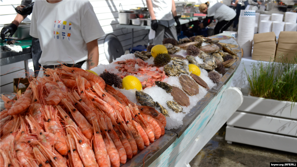 Тут же в зоні фуд-корту гостям пропонували морепродукти та іншу їжу від ресторанів Масандрівського пляжу