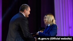 Сергій Аксенов вручає годинник Наталії Поклонській, 2015 рік