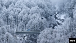 Олимпиада автобусы көпірден өтіп барады. Сочи.