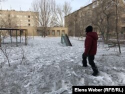 Теміртаудағы балалар ойнайтын алаңдағы қара түсті қар.