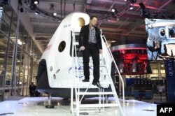 Генеральний директор SpaceX Ілон Маск презентував новий космічний апарат Dragon V2 в місті Хоторн, штат Каліфорнія, 29 травня 2017 року