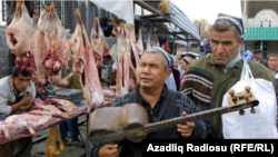 Daşkənd bazarında gözdən əlil ifaçı tar çalmaqla pul qazanır