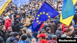 Ілюстраційне фото. Прапор ЄС на мітингу під час Революції гідності. Київ, грудень 2013 року