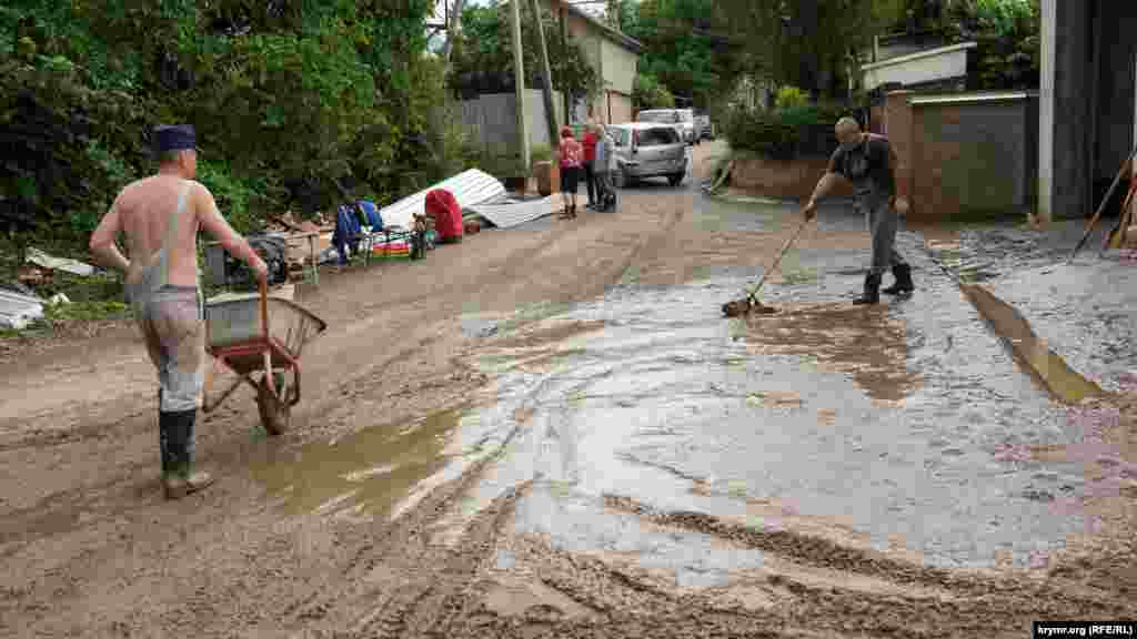 Місцеві пожежники очищають від бруду гараж своєї частини