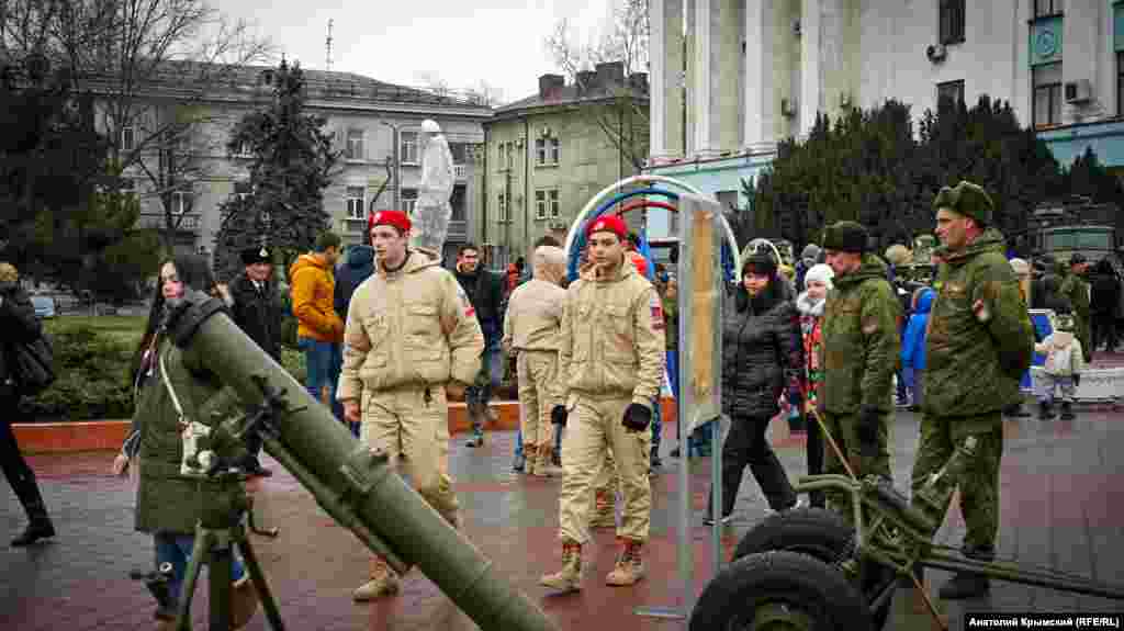 &laquo;Юнармійці&raquo; біля 120-міліметрового міномету