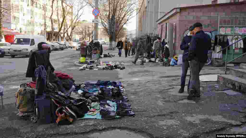 Торгові ряди біля КПП військової частини Росгвардії