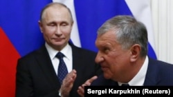 Prezident Vladimir Putin (solda) və Rosneftin rəhbəri Igor Sechin 