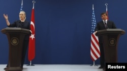 Хиллари Клинтон (слева) и and Turkish Foreign Minister Ahmet Davutoglu attend a news conference after their meeting in Istanbul, 11Aug2012