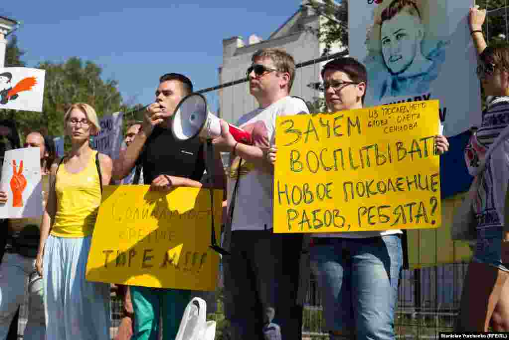 Люди тримають в руках плакати з цитатами з останнього слова в суді Олега Сенцова.