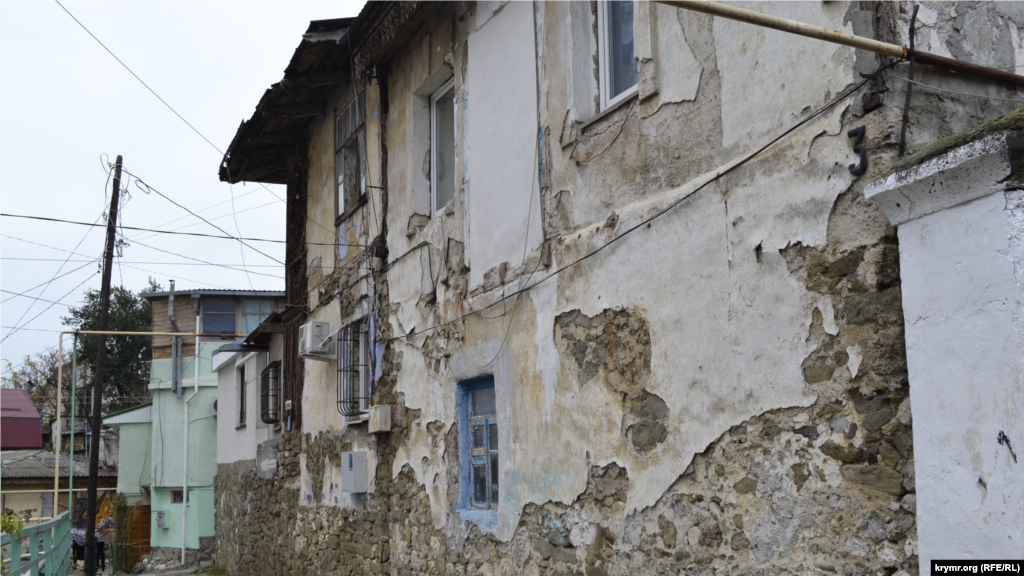 Попри бурхливе будівництво в нижніх частинах району, які знаходяться ближче до центральних вулиць Ялти, тут збереглися будинки, що будувалися після землетрусу 1927 року. Наприклад, на початку вулиці Трудової є будинок, побудований з каменя дикуна