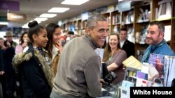 Barack Obama kitab mağazasında.