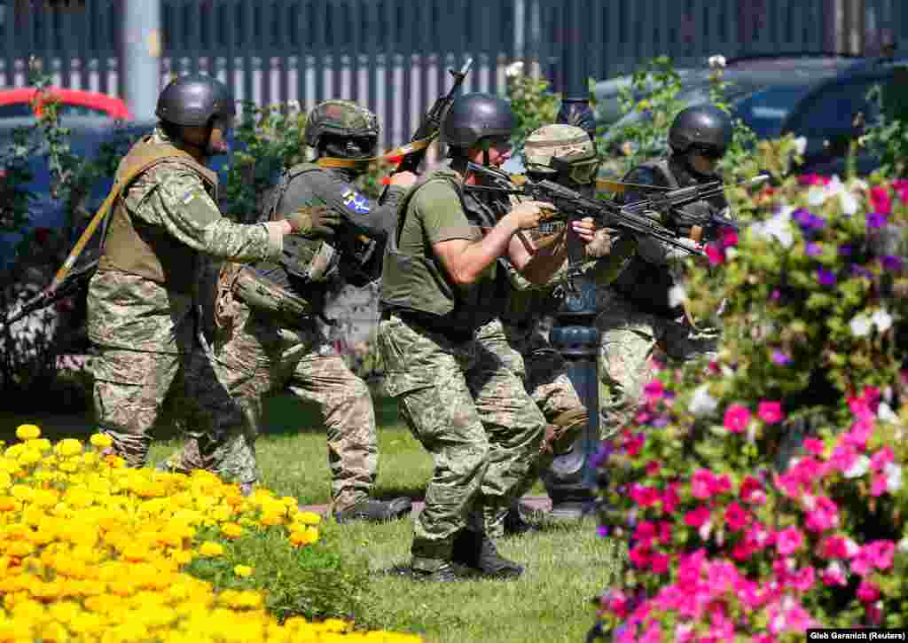 Київ і ще кілька міст нещодавно сформували місцеві загони оборони, щоб підготувати мирних жителів на випадок, якщо їм знадобиться взяти в руки зброю. Українські військові намагаються підвищити бойову готовність і зробити висновки з минулих помилок у нині непідконтрольних Києву районах Донбасу