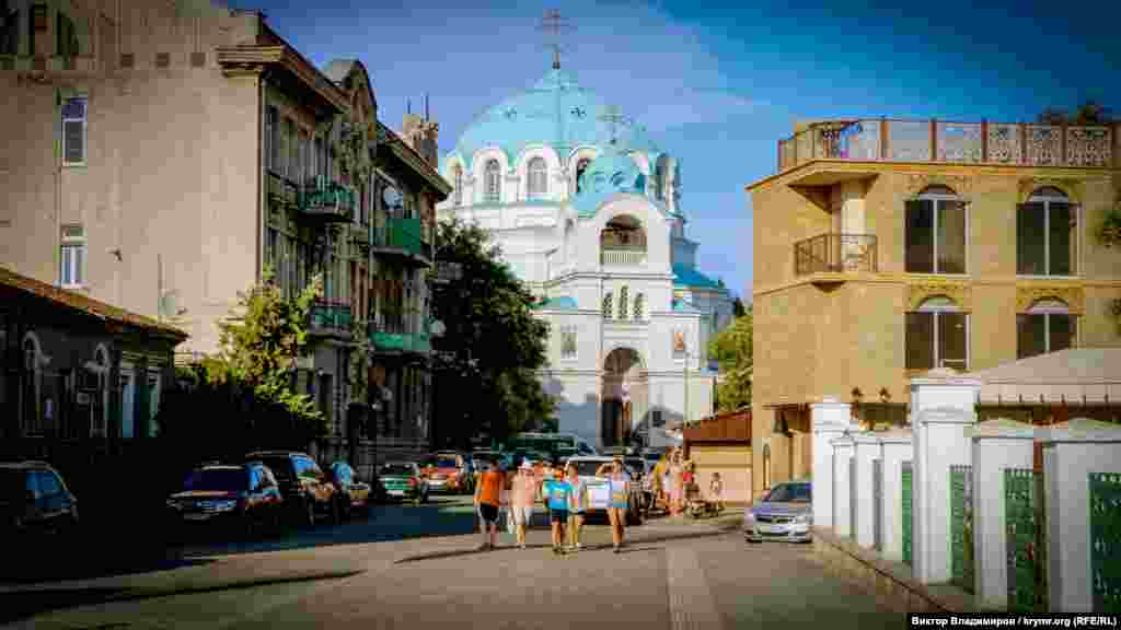 Євпаторія, Свято-Миколаївський собор. Він з&#39;явився в кінці 19 століття на місці застарілої церкви Святого Миколая Мирлікійського. Примітно, що християнську і мусульманську святині в Євпаторії розділяє без малого 200 метрів